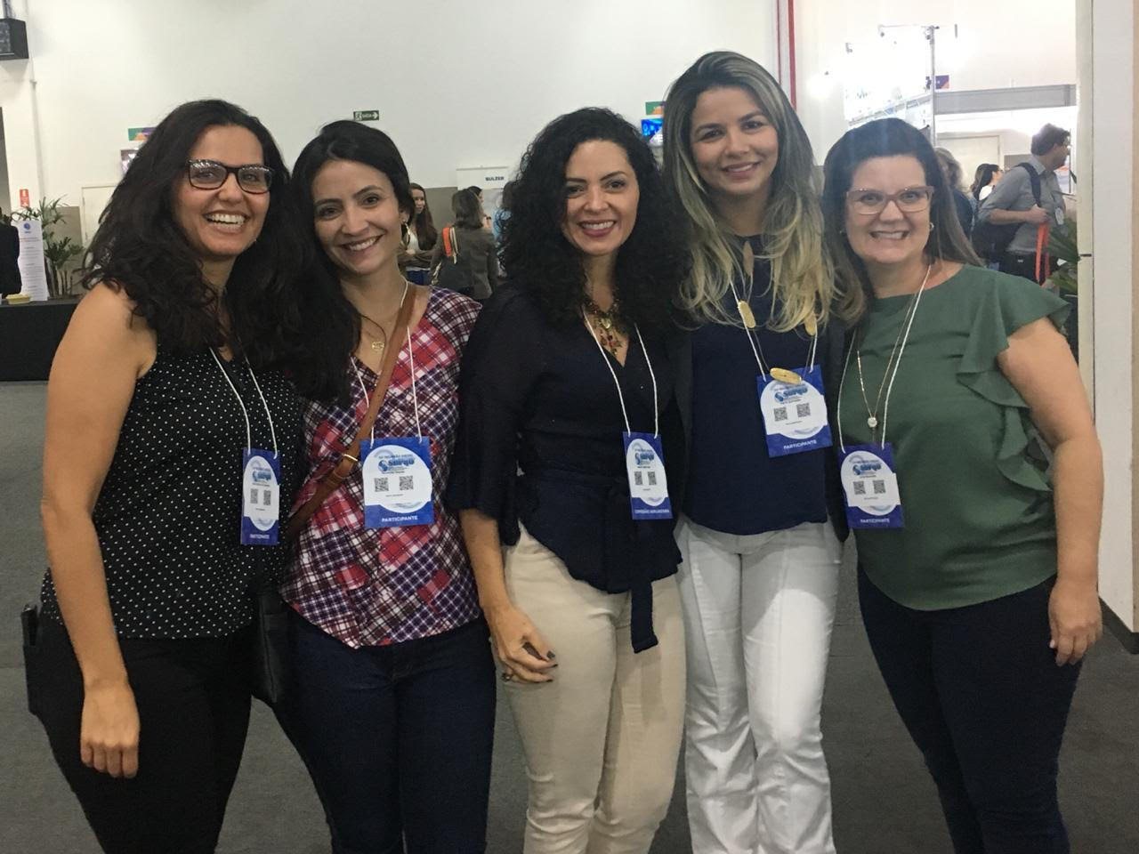 professora e alunas do PPGODT posando para foto no 35 reunião da sociedade Brasileira Odontológica.
